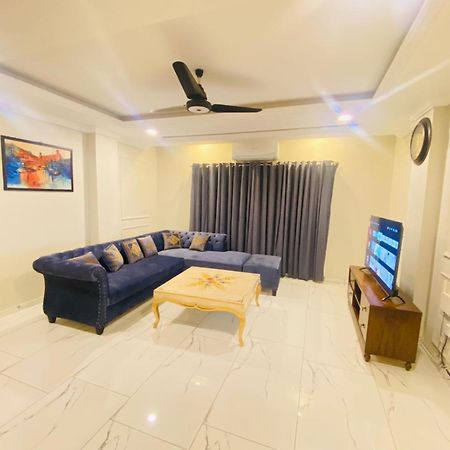 Holidazzle Serviced Apartments Bahria Town Равалпінді Номер фото
